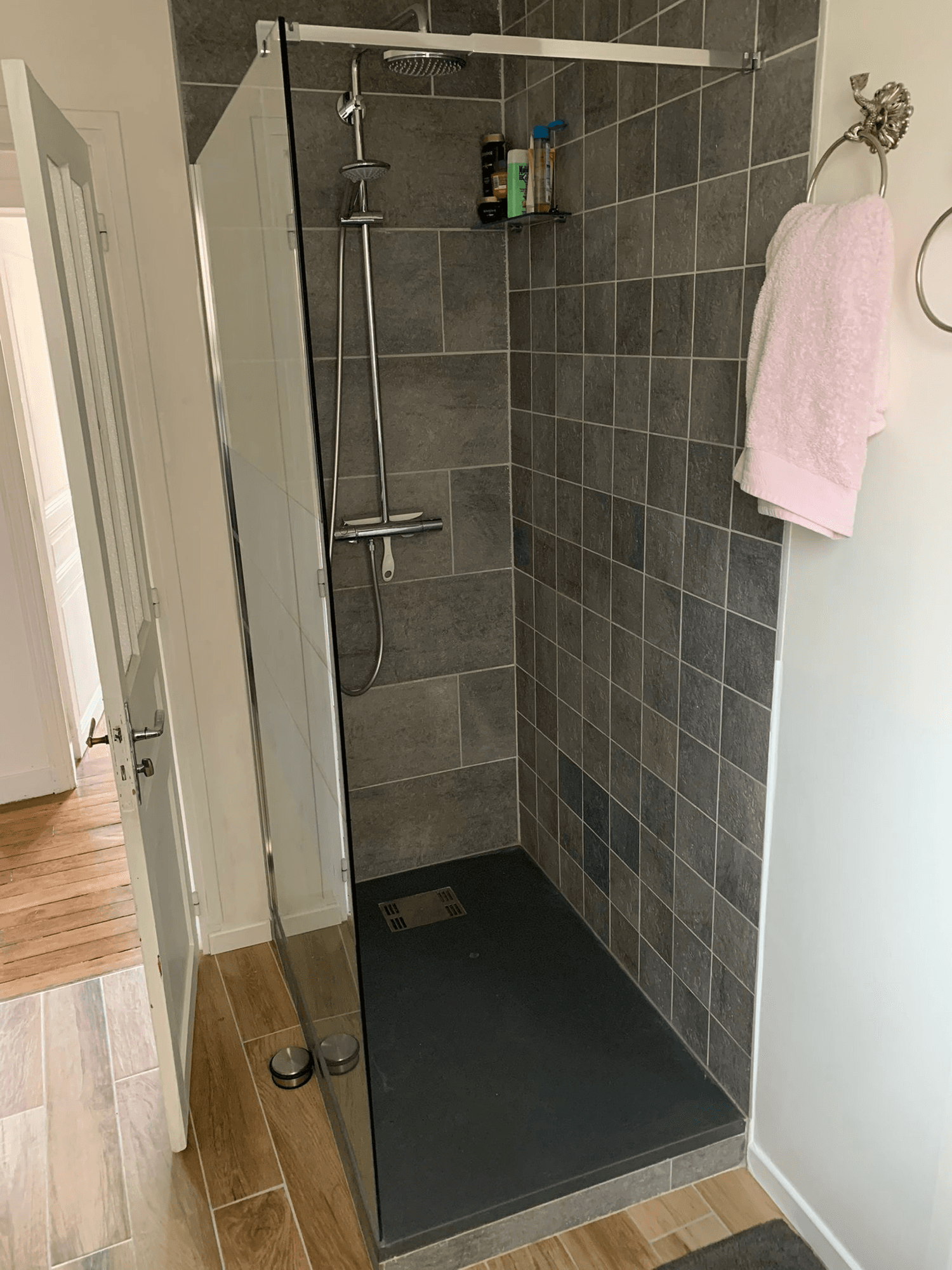 Douche italienne carrelage gris foncé terminée