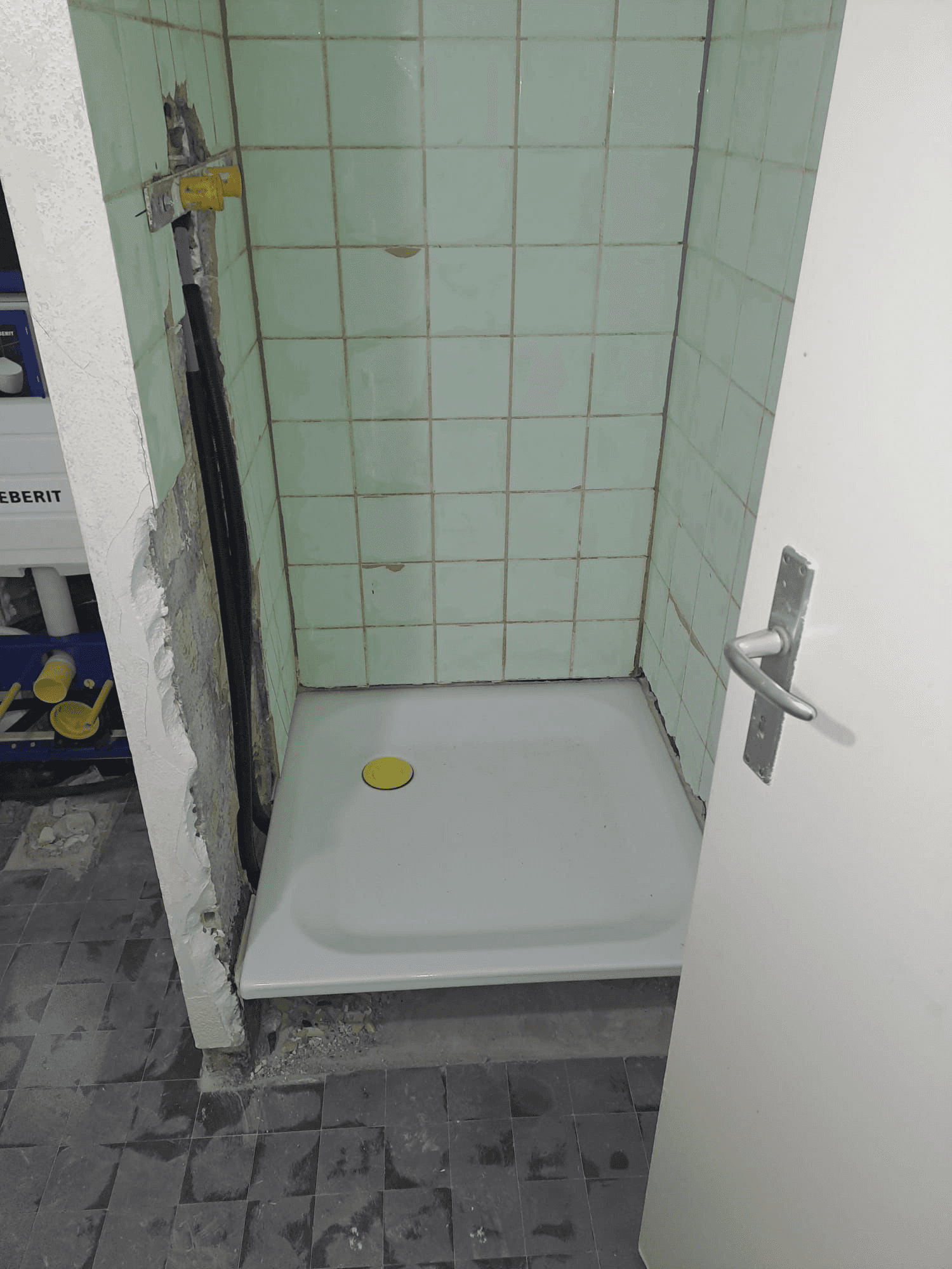 Receveur de douche en cours de pose