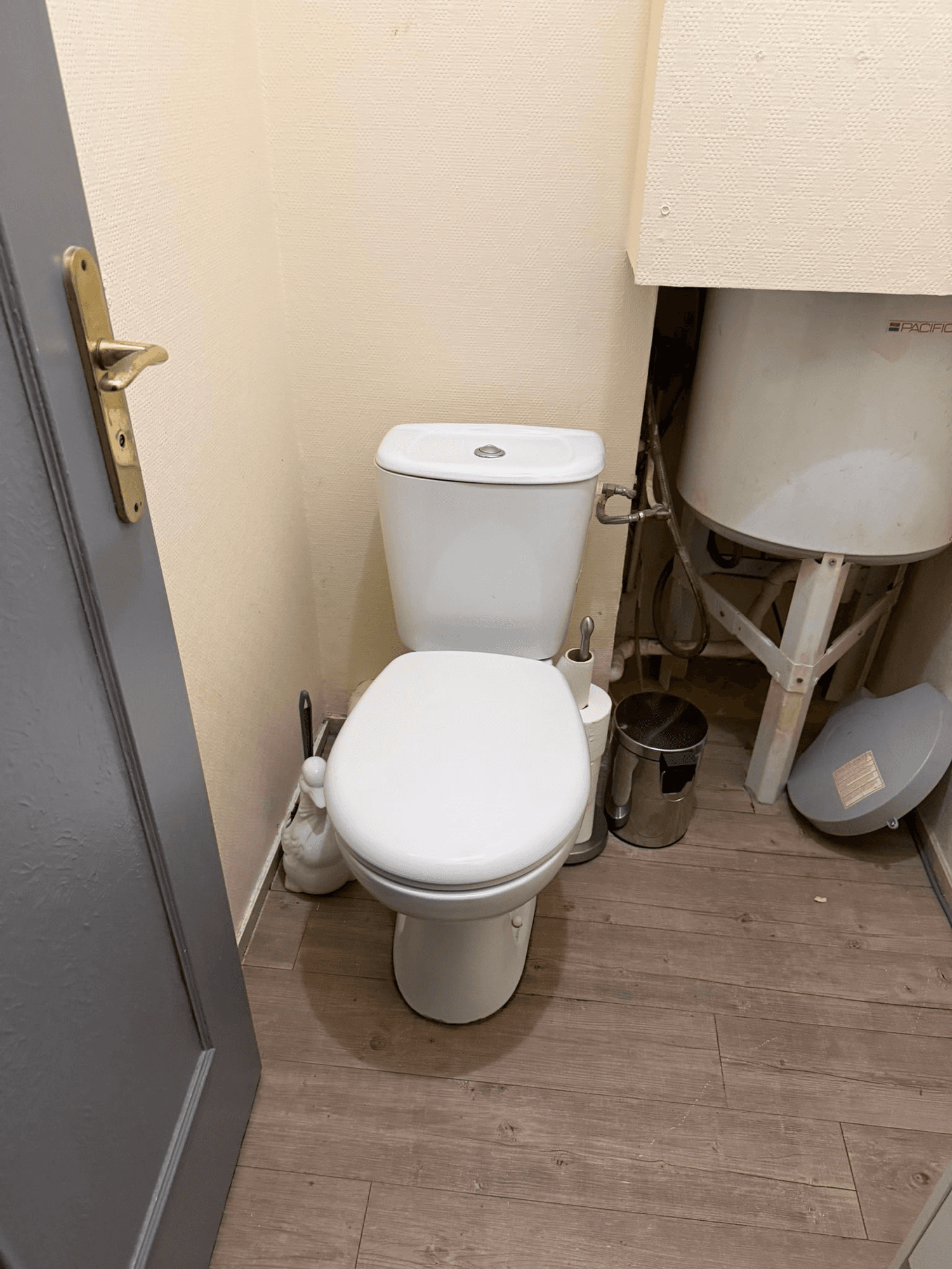 WC et chauffe-eau anciens avant remplacement