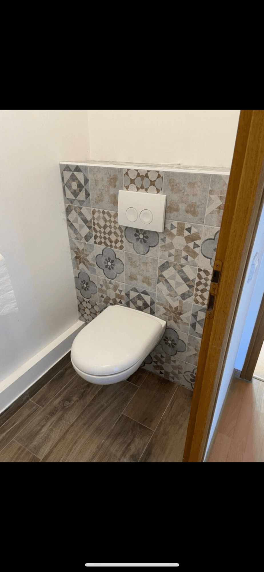 WC suspendu avec carrelage patchwork